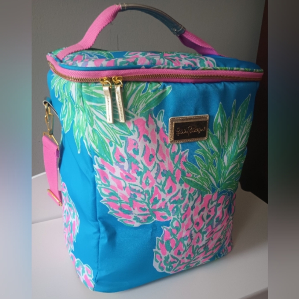 🛑🛑SOLD🛑🛑Lilly Pulitzer Cooler Bag Blue and Pink Pineapple Print